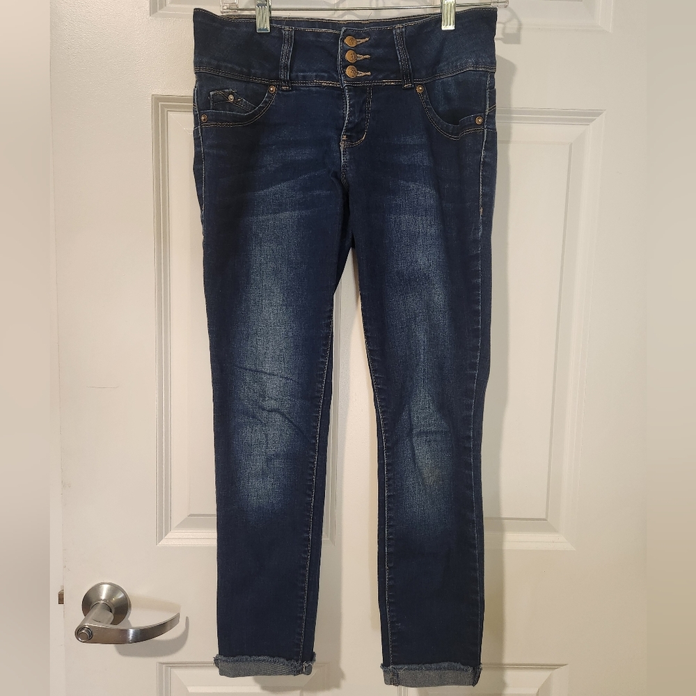 Royalty For Me - Women's Wannabettabutt Mid-Rise Capri